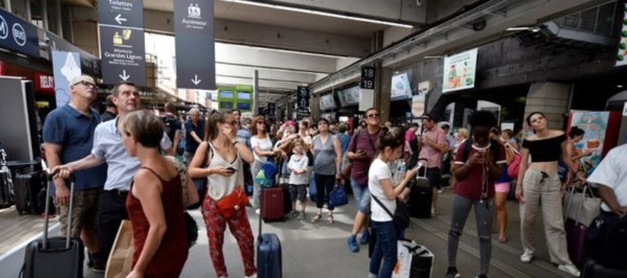 Los máximos responsables de la SNCF pidieron a los viajeros que puedan hacerlo que aplacen...