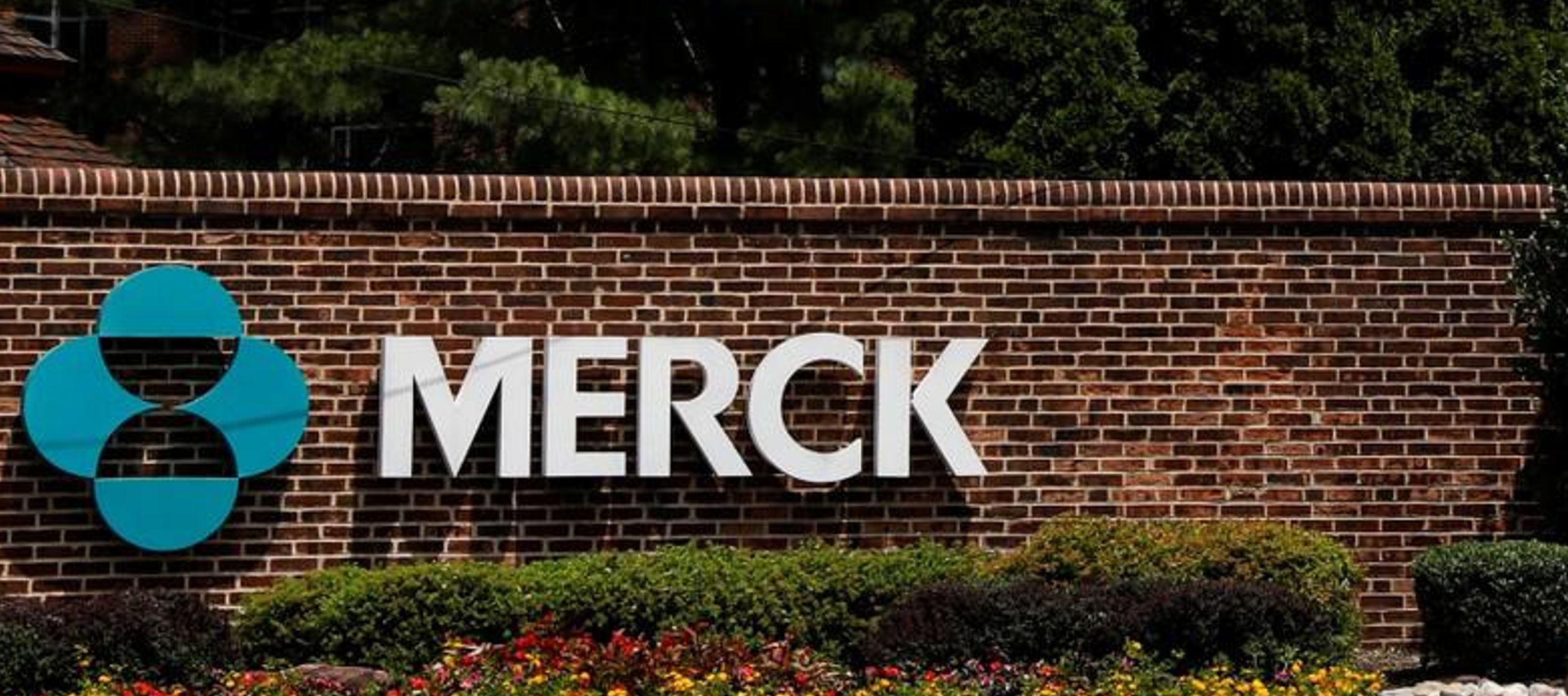 El logot de Merck en una entrada al campus de Merck & Co en Linden, Nueva Jersey, EU, 12 de...