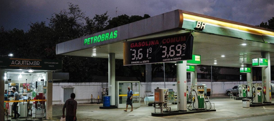 Petrobras informó hoy de que obtuvo en los primeros seis meses del año un beneficio...