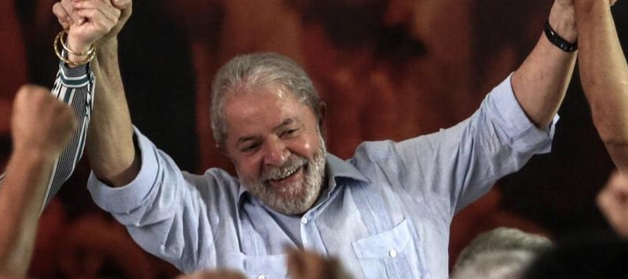 Al grito de "Lula libre", la mayor formación de izquierda siguió adelante,...