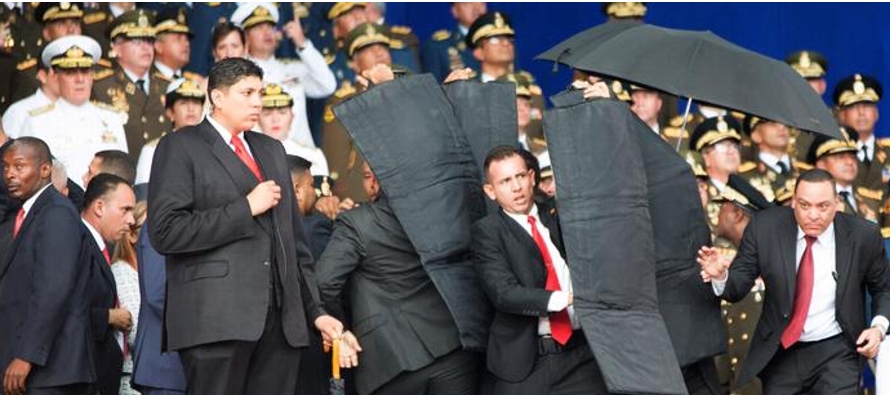 El atentado ocurrió cuando Maduro ofrecía un discurso en el que defendía las...