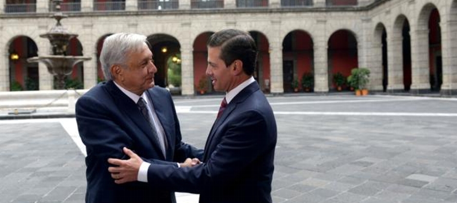 Tras reunirse con Peña Nieto en Palacio Nacional, López Obrador anunció el...
