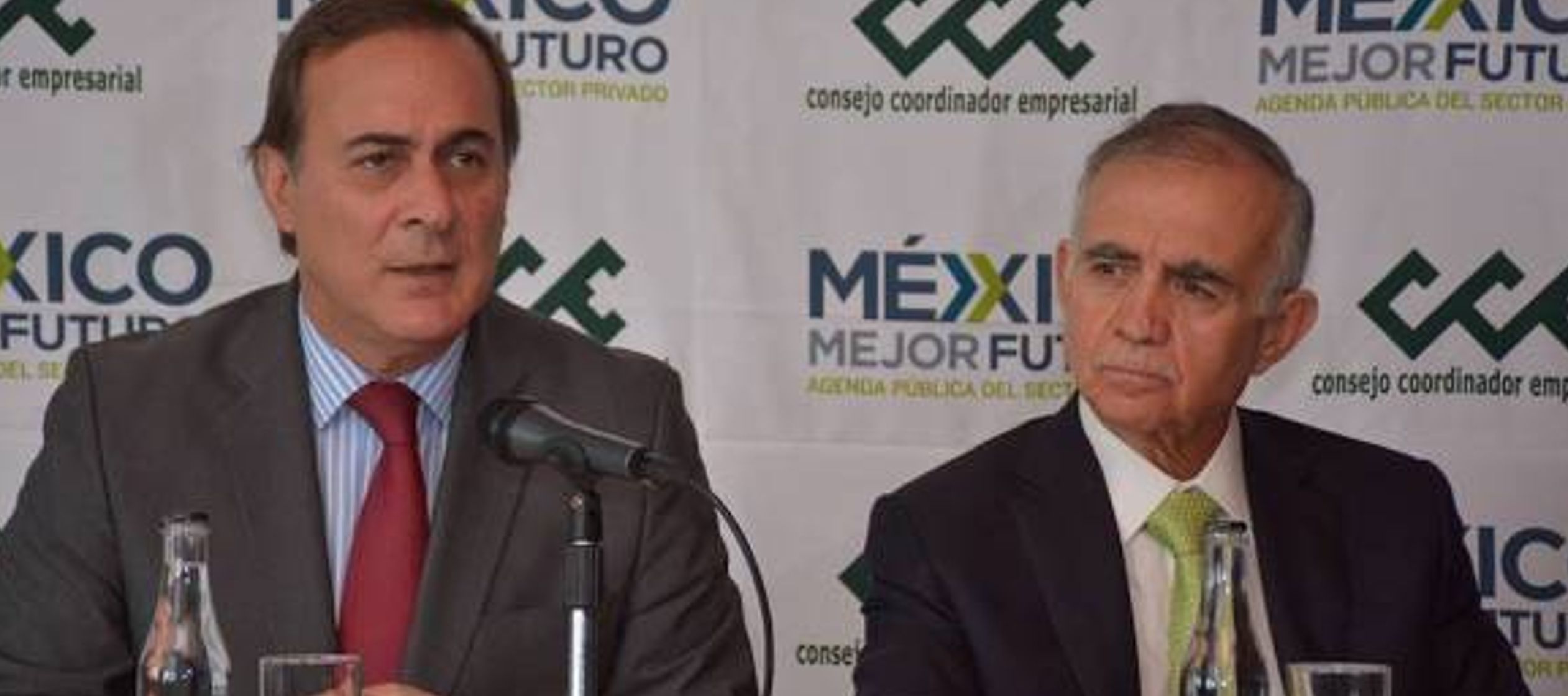 El presidente del CCE, Juan Pablo Castañón, y el futuro jefe de la oficina de...