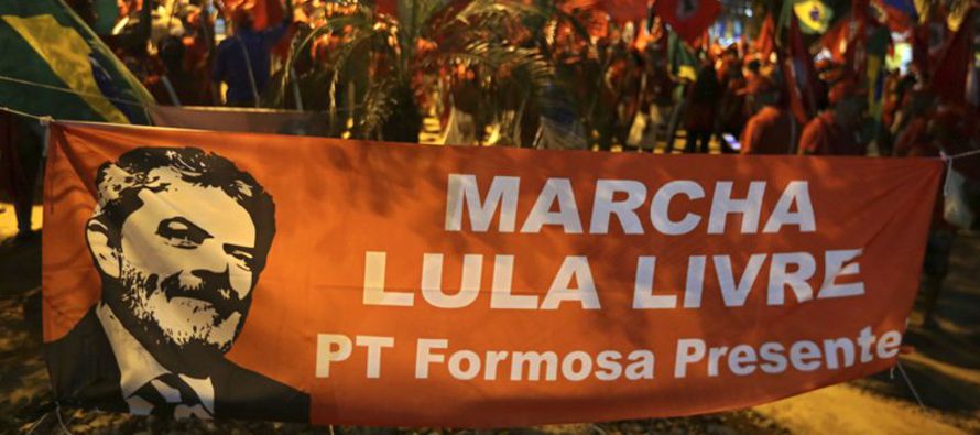  Miles de simpatizantes del encarcelado expresidente Luiz Inácio Lula da Silva se...