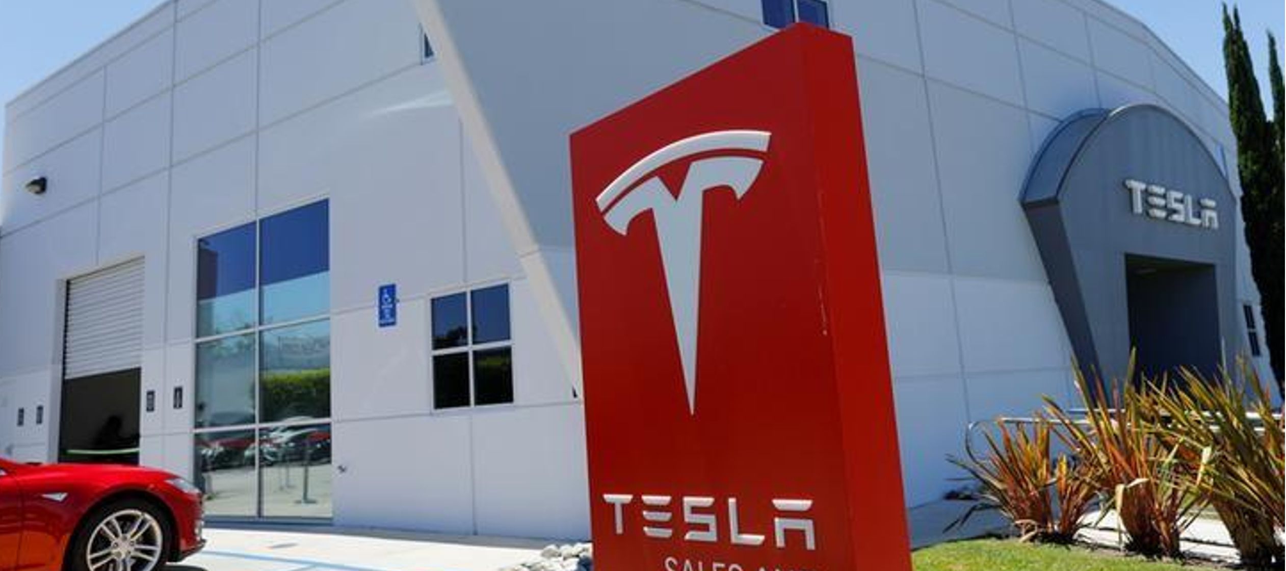 Imagen de archivo de un centro de ventas y servicios de Tesla en Costa Mesa, California, EU, Junio...