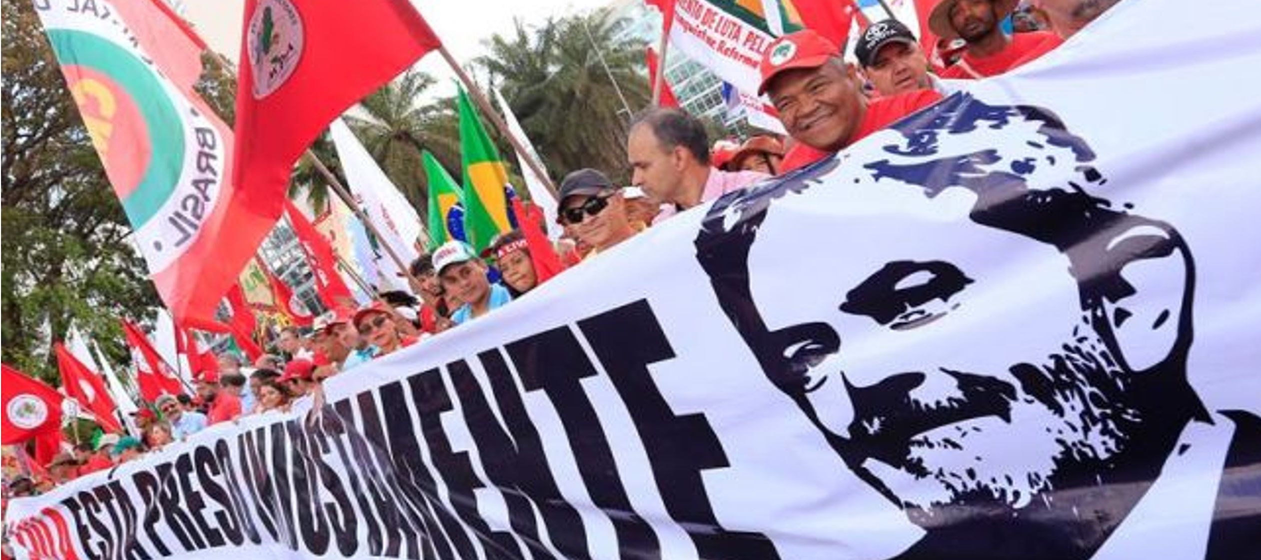 En los alrededores de la corte se movilizaron miles de personas que exigieron la libertad de Lula,...