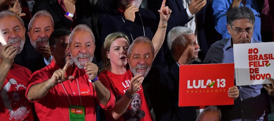 El PT registró hoy la candidatura de Lula pese a que está preso cumpliendo una...