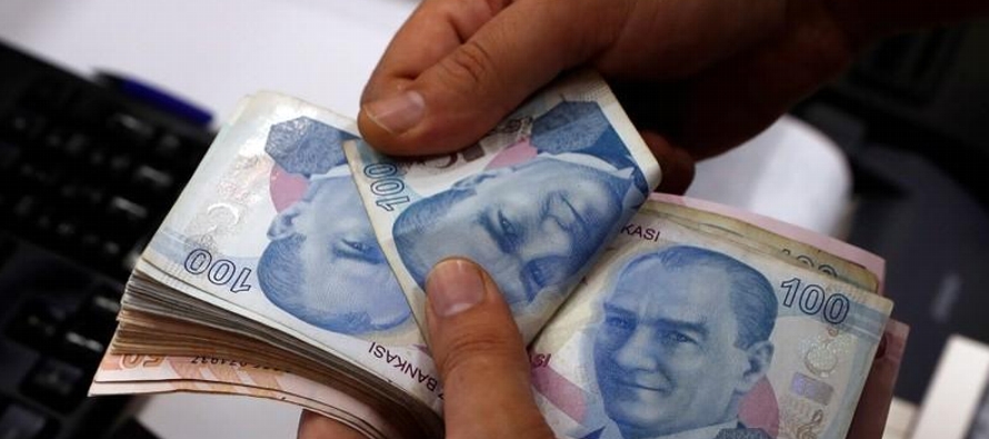 La divisa turca ha perdido casi un 40 por ciento de su valor frente al dólar este...