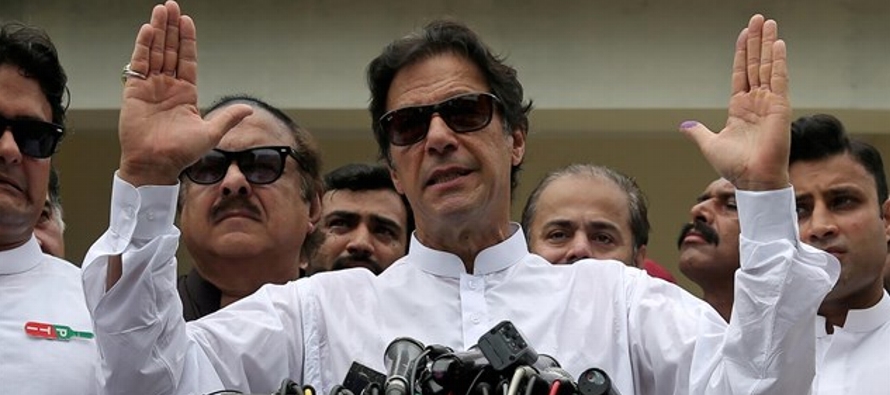 Khan, líder del partido Pakistan Tehreek-e-Insaf (PTI) y antiguo capitán de la...