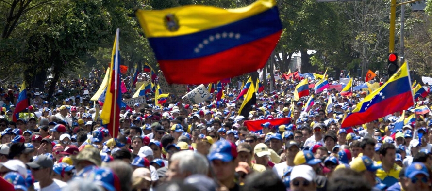 Este viernes, Maduro anunció un conjunto de medidas para hacer frente a la grave crisis...