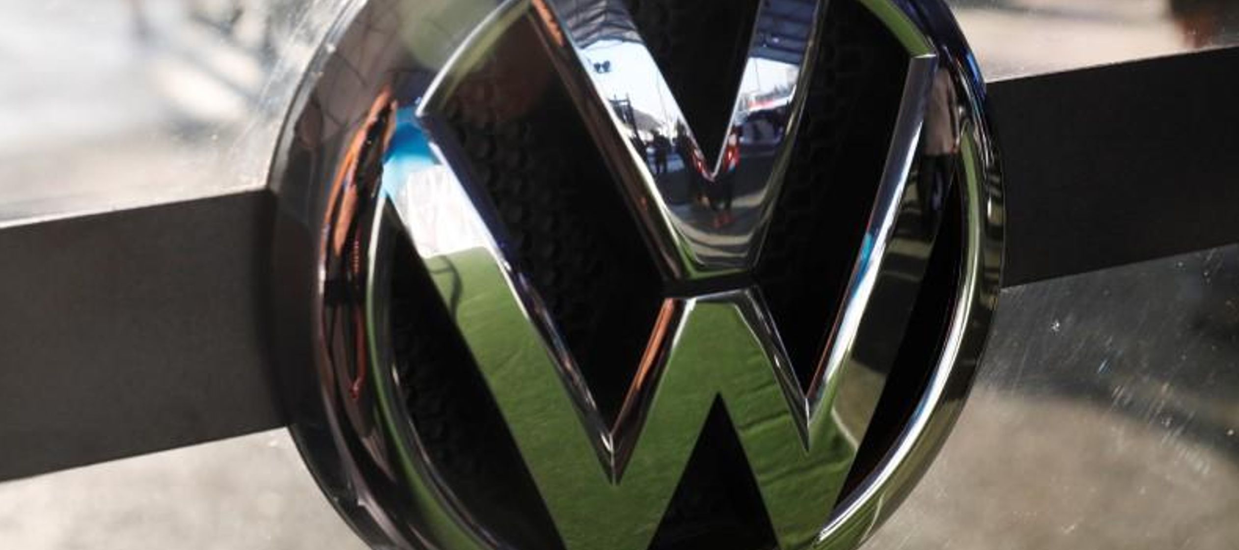 Imagen de archivo de un logo de Volkswagen en el Salón Internacional del Automóvil en...