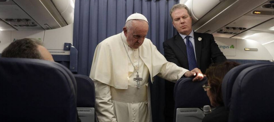 El pontífice respondió a los periodistas que viajan con él, entre ellos la...
