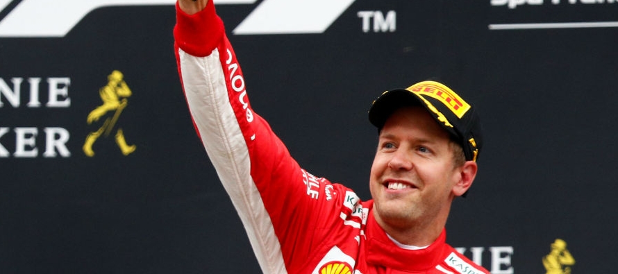Vettel, que logró ganar el primer puesto adelantando a su rival en los primeros giros,...