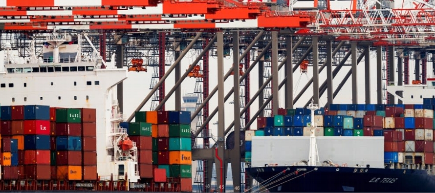 El Departamento de Comercio dijo el martes que la brecha en el comercio de bienes se agrandó...