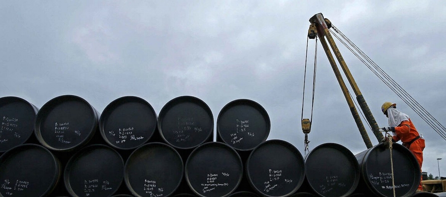 Los inventarios de crudo disminuyeron en 2,6 millones de barriles en la semana al 24 de agosto,...