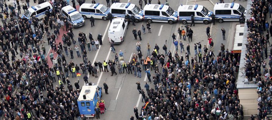 Dieciocho personas, entre ellas tres policías, resultaron heridas durante las marchas, que a...