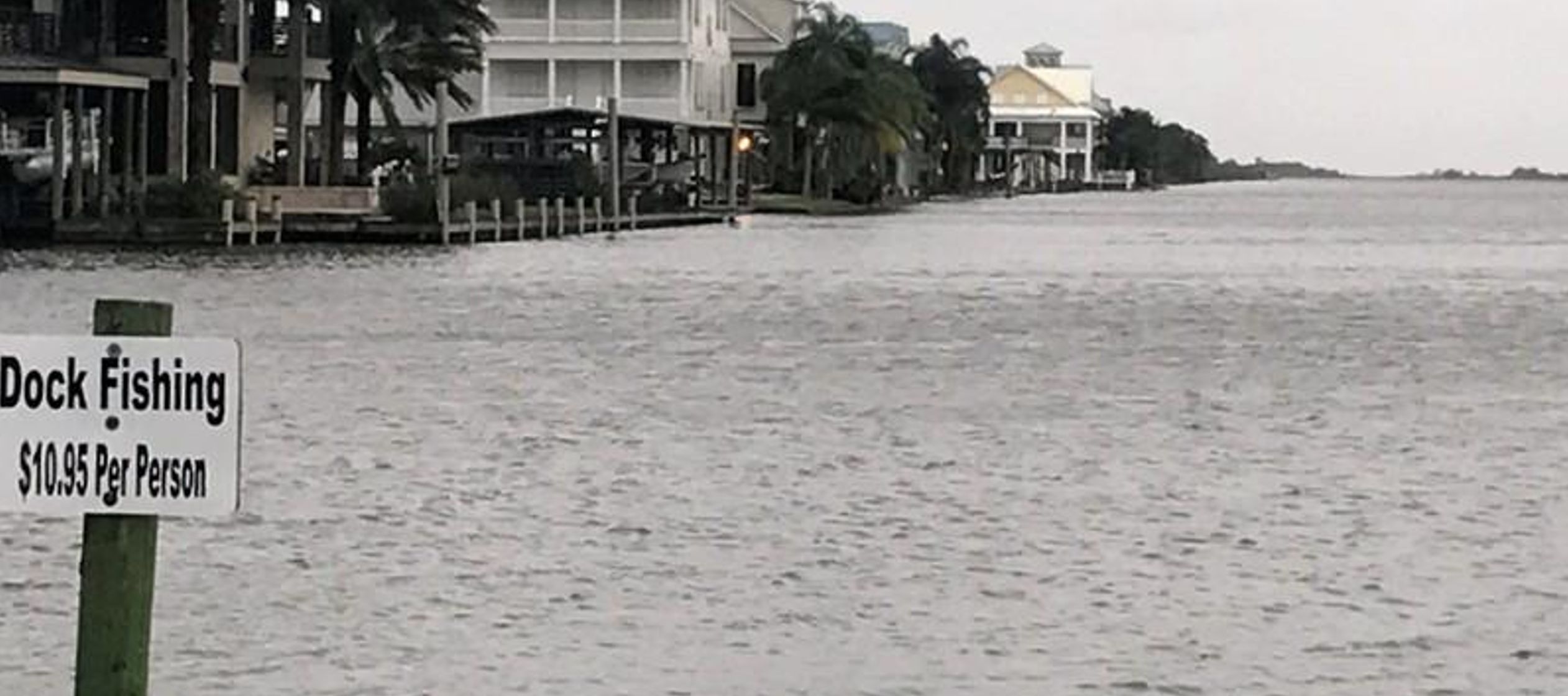 Estaba previsto que la tormenta sobrepase los Cayos de Florida antes del mediodía del lunes...