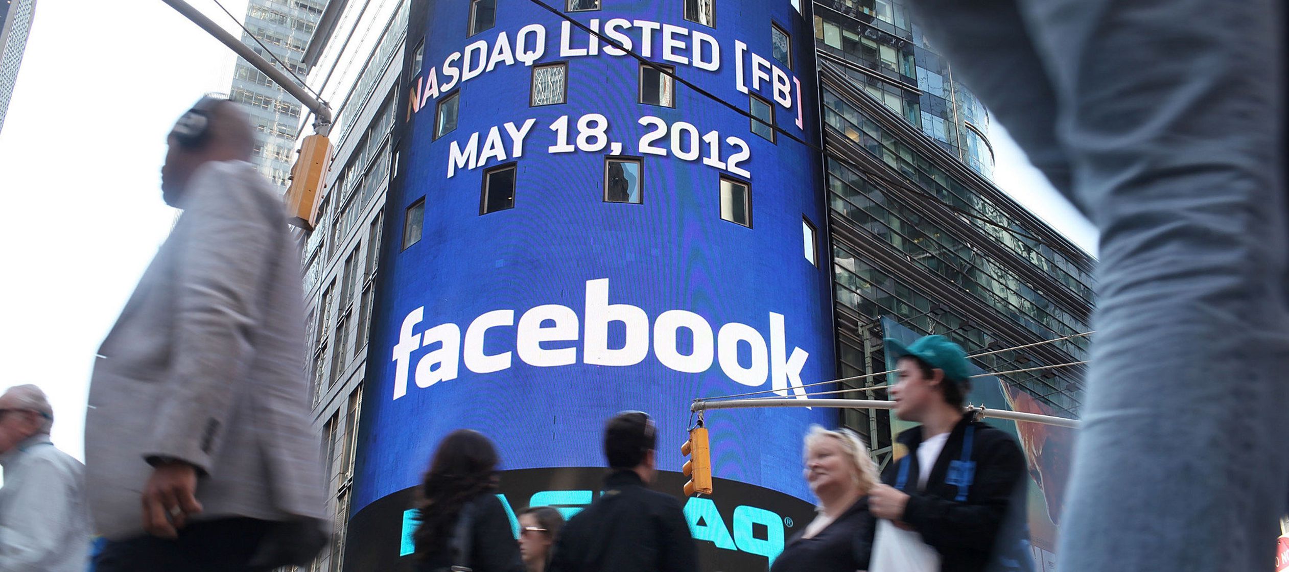Las acciones de Facebook Inc cayeron un 2,6 por ciento después de que la correduría...