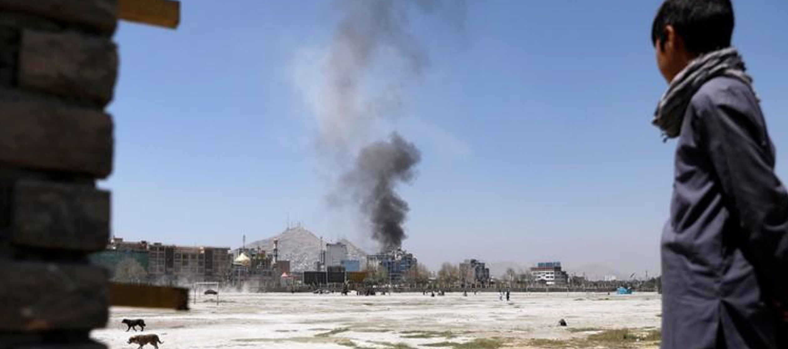 Imagen de archivo de una persona observando una columna de humo tras un ataque en Kabul, ago 21,...