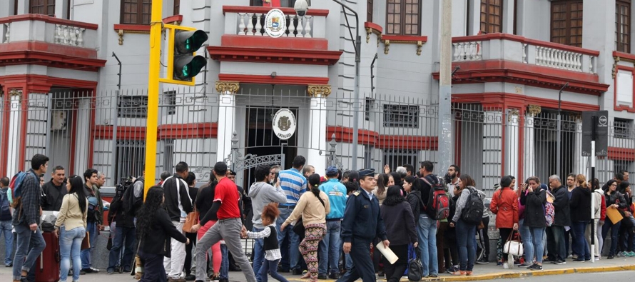 Los venezolanos, en su mayoría jóvenes, hicieron fila en la sede de la embajada en...