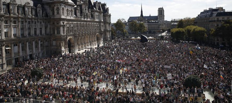 La multitud se congregó en una plaza frente al Ayuntamiento antes de marchar al este rumbo a...