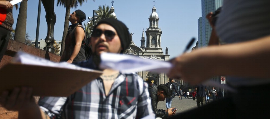 Los manifestantes se reunían en la Plaza de Armas, cerca de la catedral de la capital...