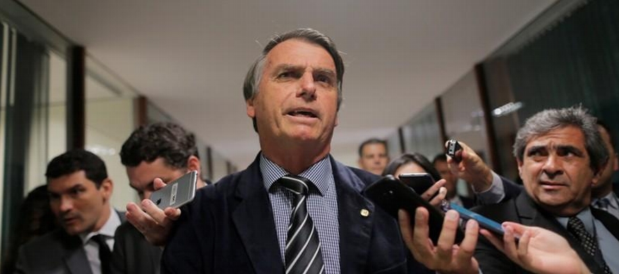 La primera encuesta realizada desde el ataque casi fatal contra Bolsonaro -quien está en...