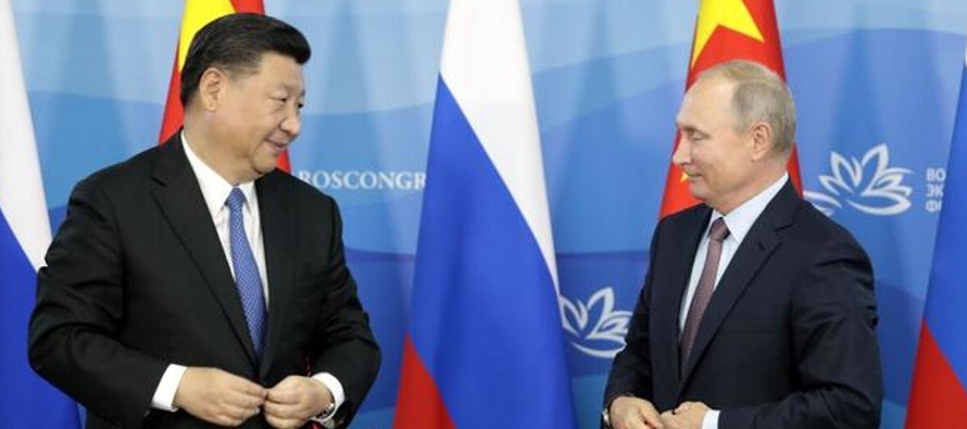 Ambos dirigentes se reunieron durante la celebración del Foro Económico Oriental de...