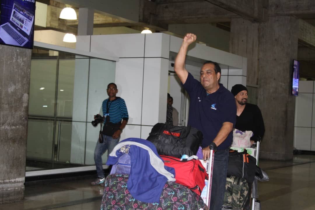 Los 86 venezolanos arribaron en la madrugada al aeropuerto internacional Simón...
