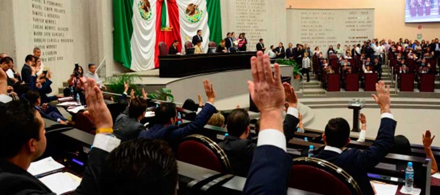 Los diputados del partido Morena, con amplia mayoría en las cámaras legislativas,...