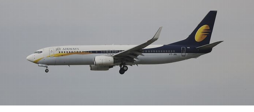 El avión despegó de la occidental Bombay rumbo a la norteña ciudad de Jaipur,...