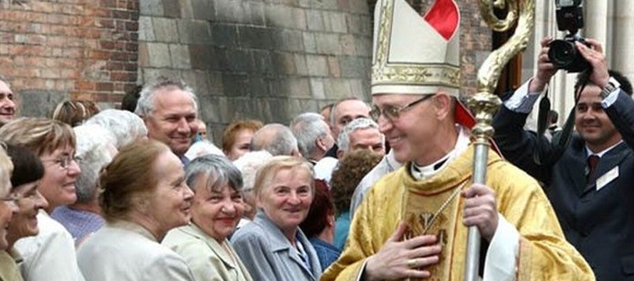El obispo Romuald Kaminski, del distrito Varsovia-Praga, habló en momentos en que los...