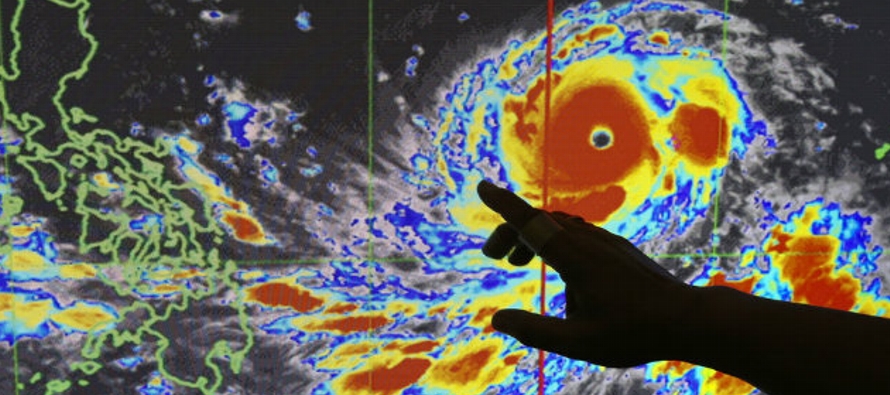 El tifón Kong-rey tiene vientos máximos sostenidos de 126 kilómetros (78...