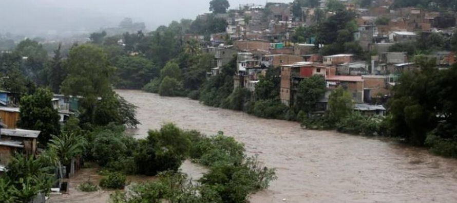 Ciudades y poblados centroamericanos han padecido desde el jueves copiosas precipitaciones causando...