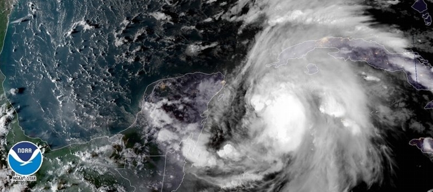 El Centro Nacional de Huracanes aumentó la categoría del meteoro de depresión...
