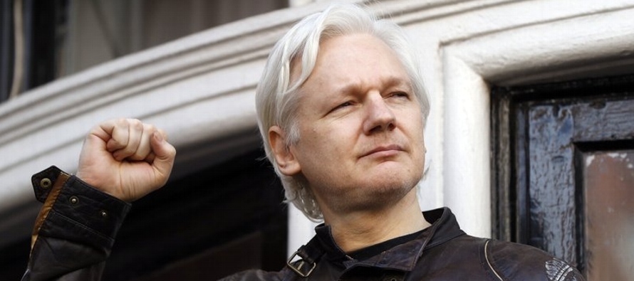 La jueza Karina Martínez permitió que el australiano Assange se presentara vía...
