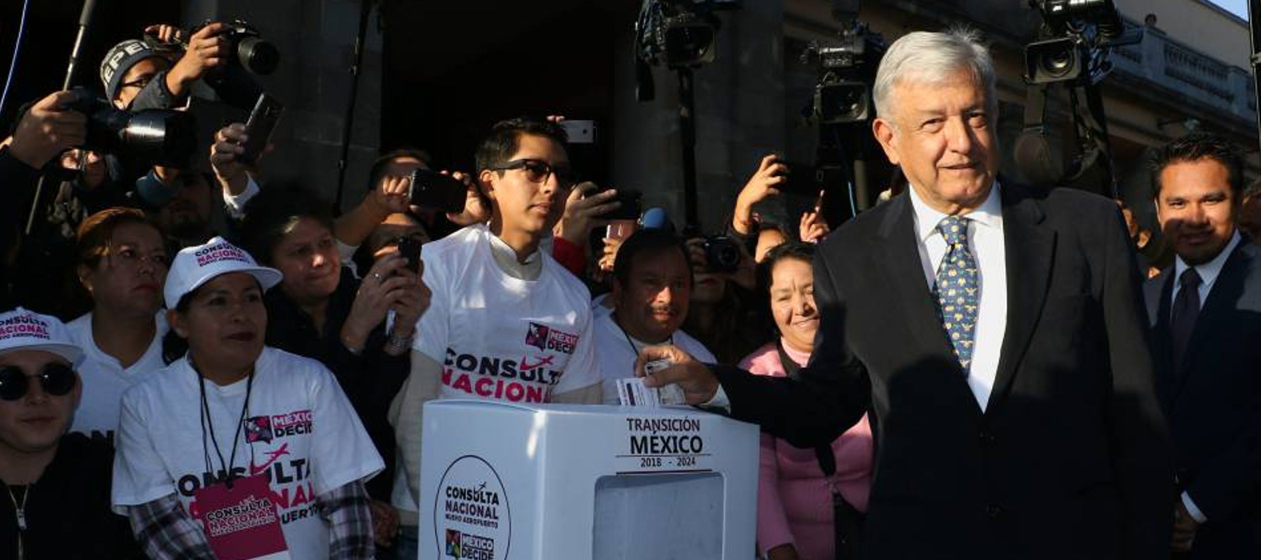 En el Zócalo de Ciudad de México, una fila de 40 personas espera su turno para...