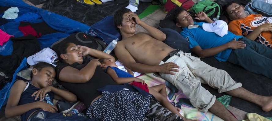 Algunos de los 2,300 niños que se estima viajan en una caravana de migrantes por el sur de...