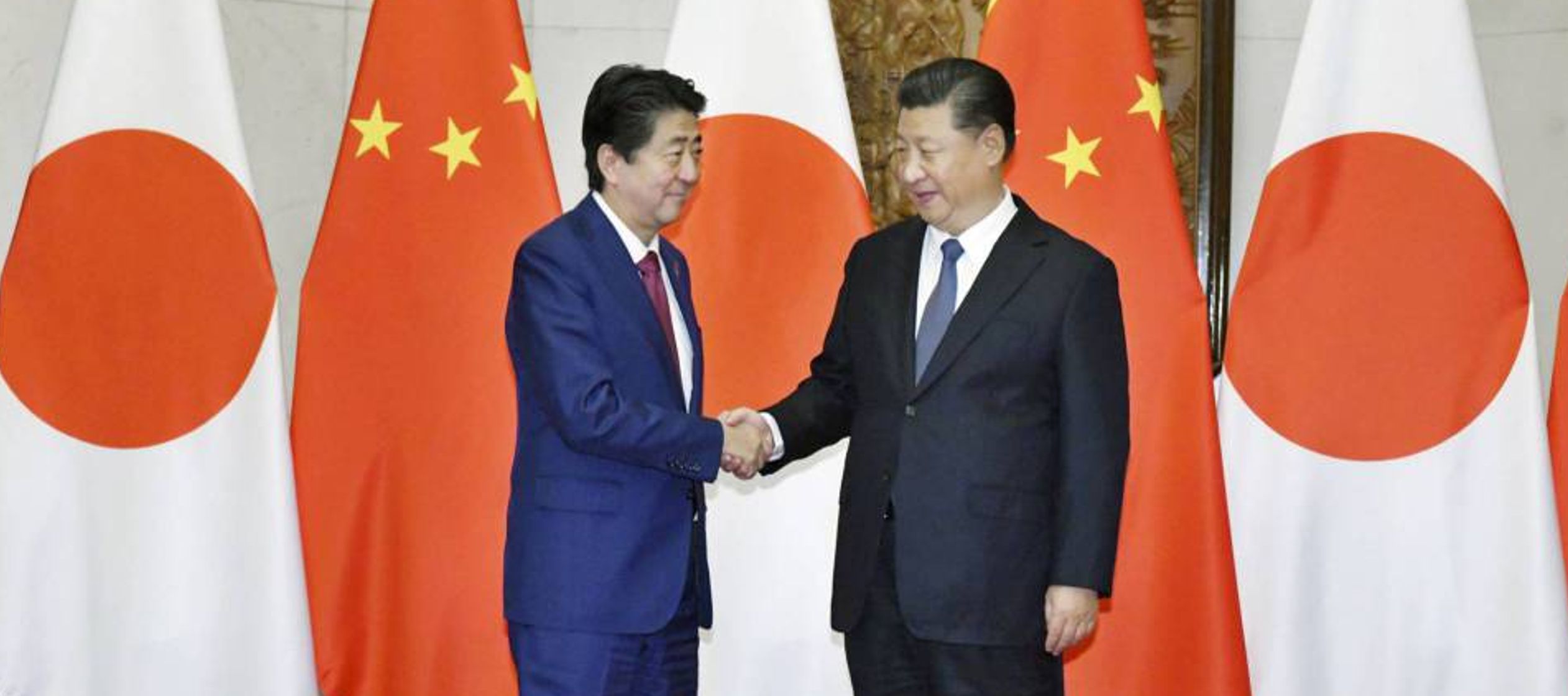 La ronda de reuniones de Abe en Pekín ha incluido también una visita a un foro de...