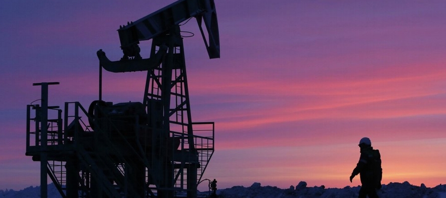 El petróleo tocó un máximo de cuatro años de 86,74 dólares por...