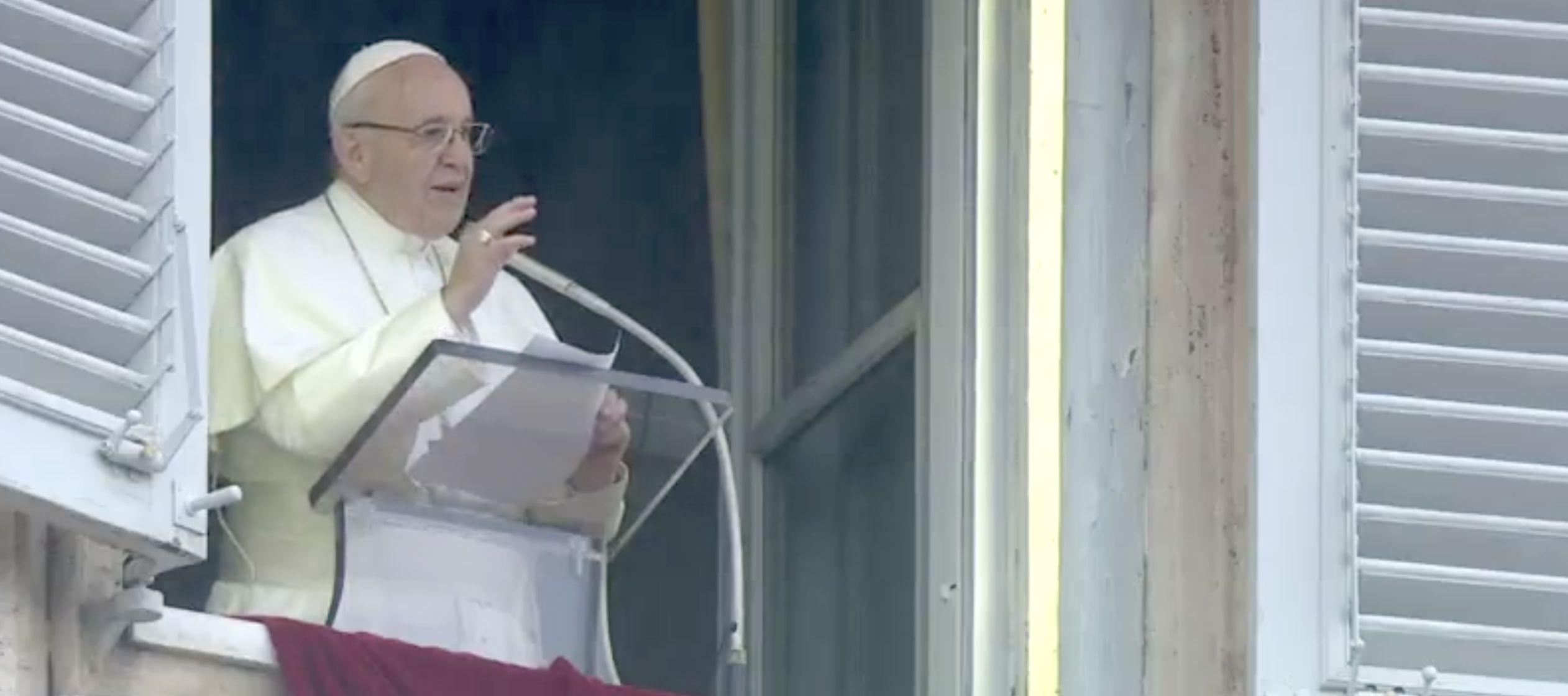 El Papa presidió la oración del Ángelus al mediodía en la Plaza de San...