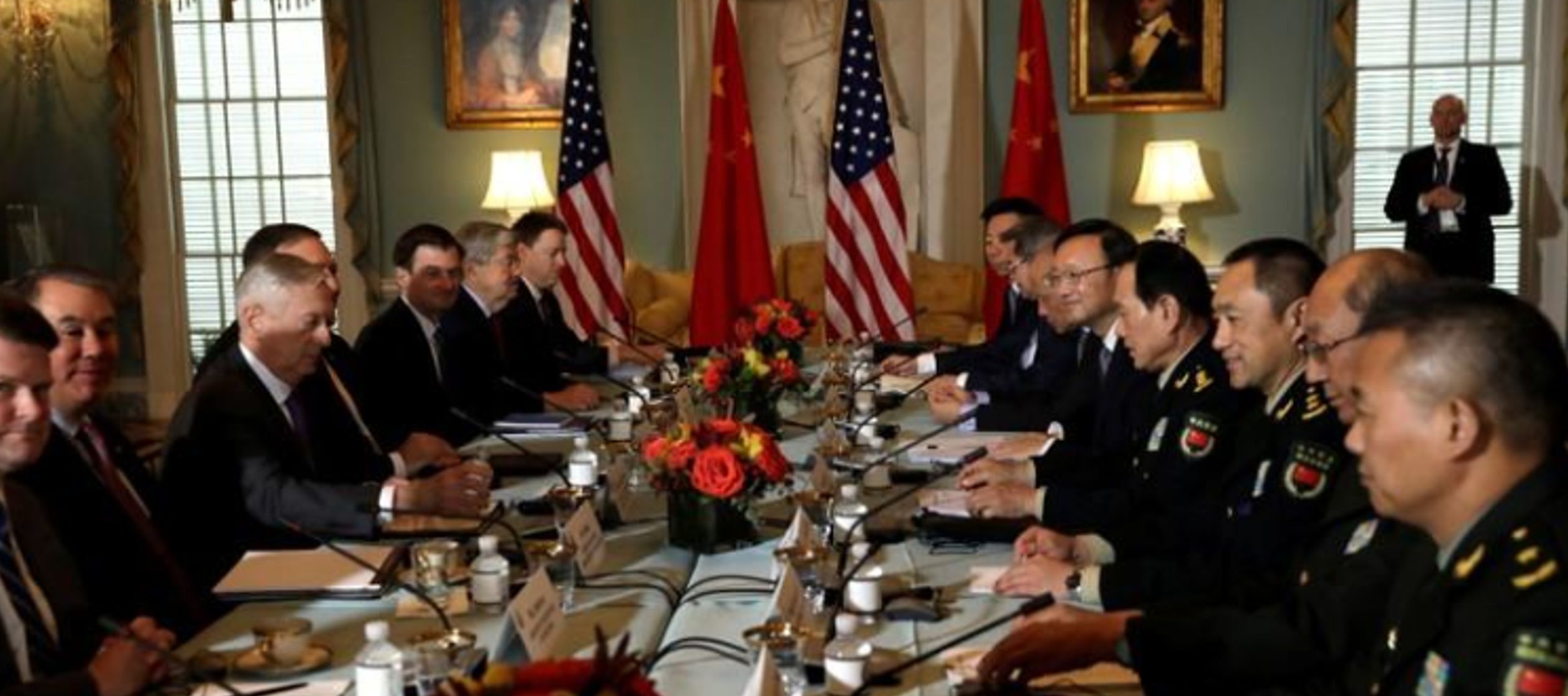 Pompeo y el secretario de Defensa, Jim Mattis, se reunieron con el miembro del Politburó...