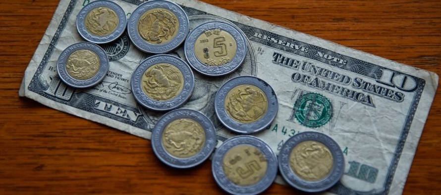 La divisa local cotiza en 20.228 por dólar, con un avance de 0.06%, o 1.30 centavos, frente...