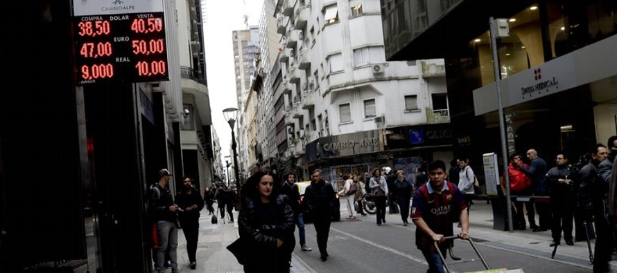 Argentina, que hace apenas un año era uno de los países consentidos de Wall Street,...