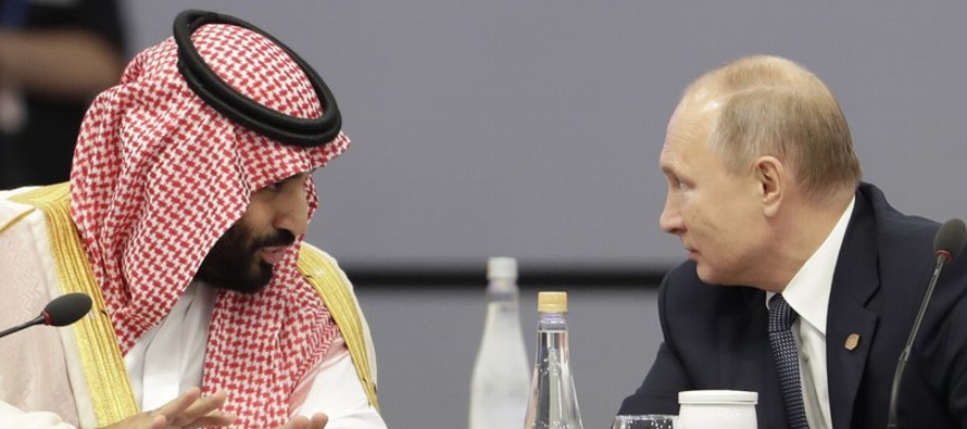 El presidente ruso Vladimir Putin y el príncipe heredero de la corona saudita Mohammed bin...