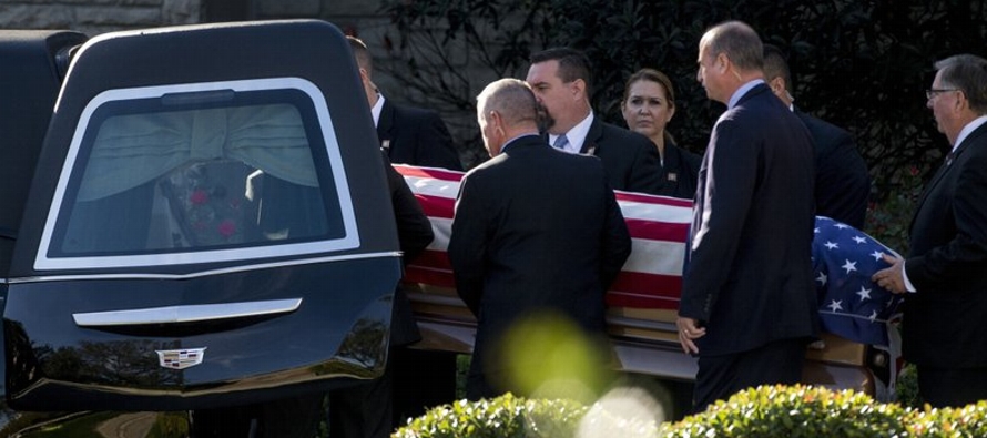 Una larga caravana acompañó la carroza fúnebre con los restos de Bush desde...