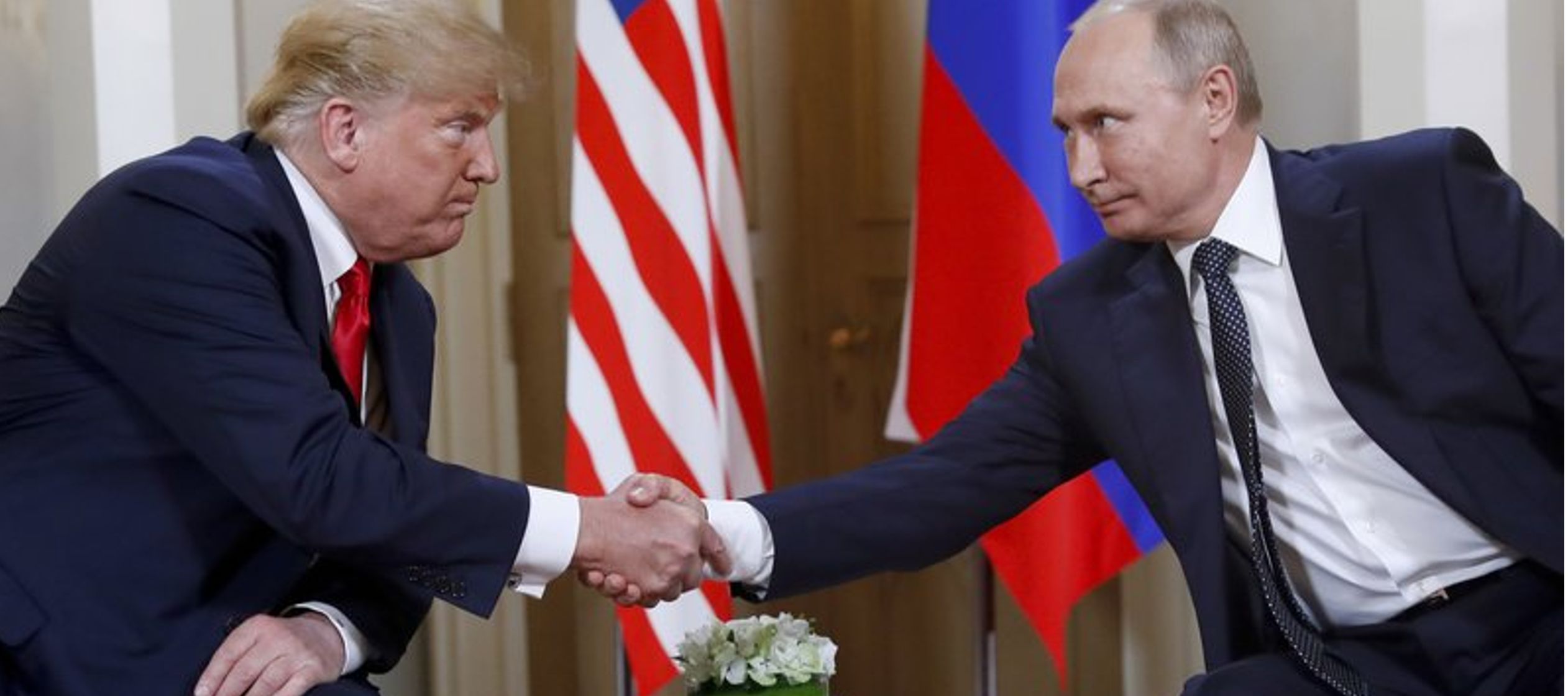Ushakov apuntó que Putin y Trump hablaron informalmente durante 10 a 15 minutos durante la...