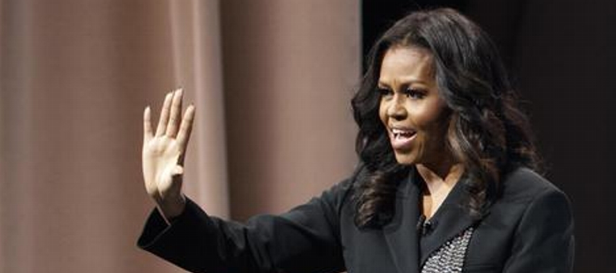 Al hablar sobre su libro, titulado "Becoming Michelle Obama", aludió al...
