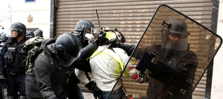 La policía antidisturbios francesa disparó botes de gas lacrimógeno a los...