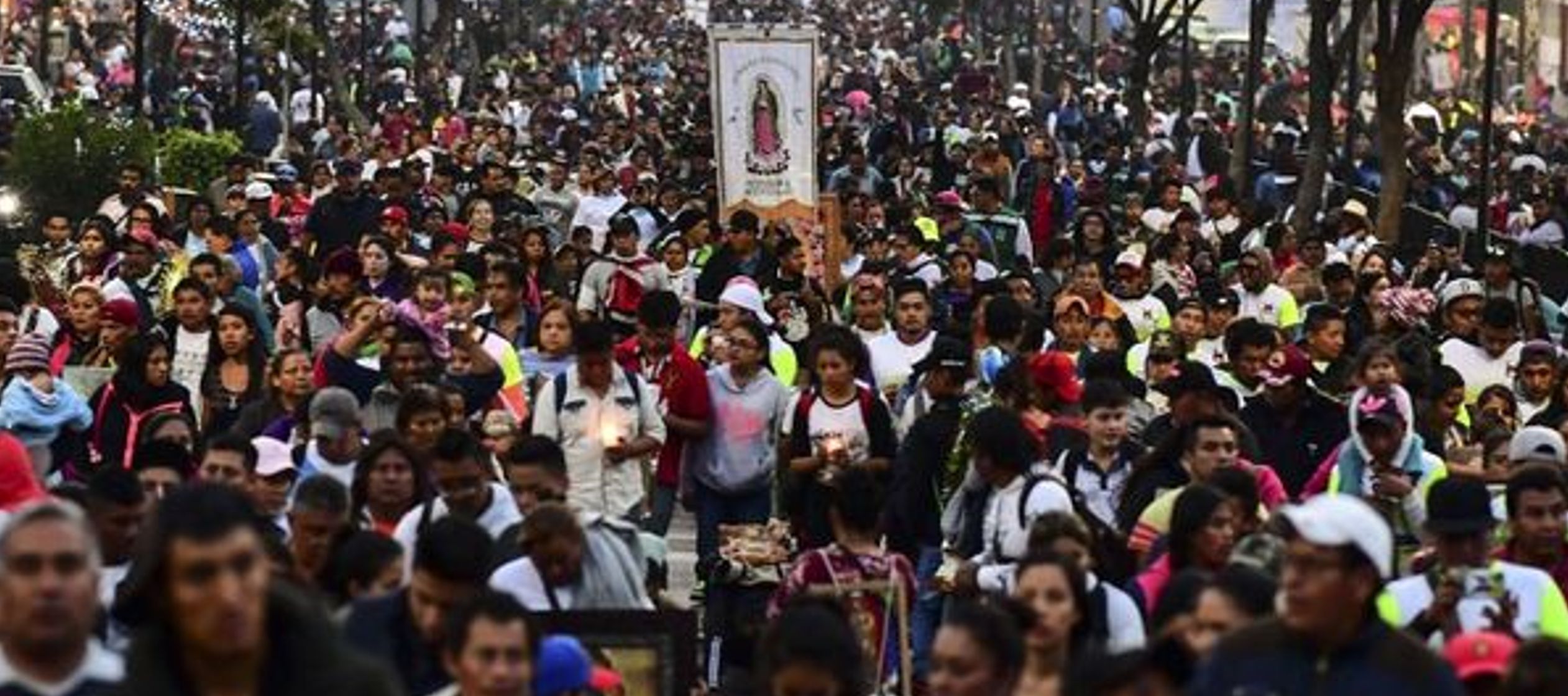 La Basílica de Guadalupe fue erigida en el cerro del Tepeyac, donde en tiempos...